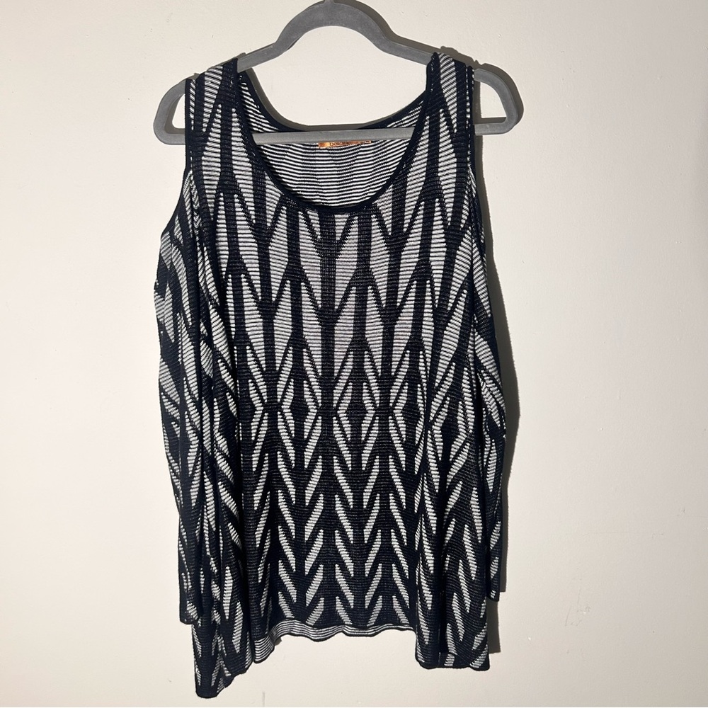 Belldini Black and White Geometric cold shoulder  Top EUC 3x